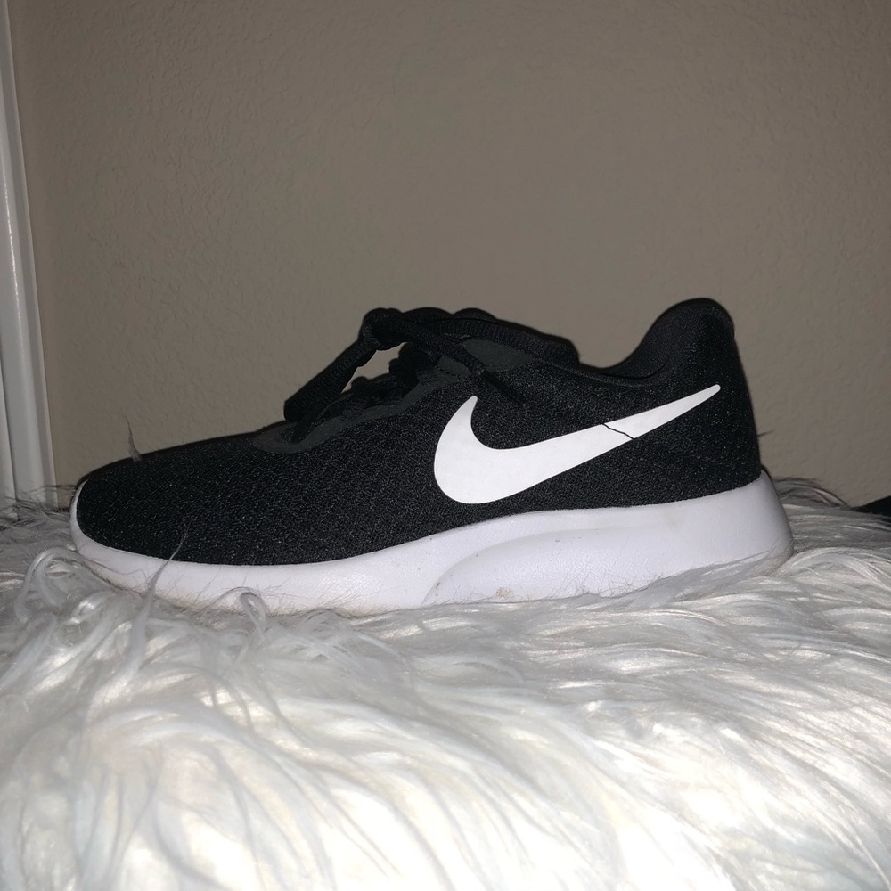 Black Nike Roshes